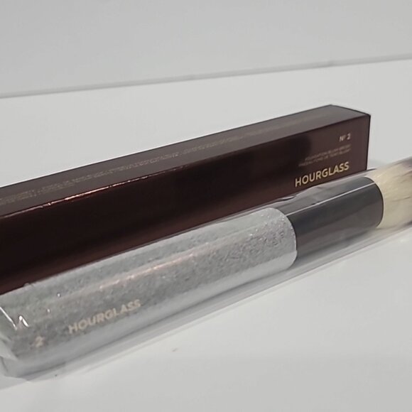 BNIB  ✅ Hourglass Nº 2 Foundation/ Blush Brush✨ NEW IN BOX - Picture 15 of 16